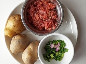 step1: 首先準備好以上材料，豬肉碎先簡單醃好備用