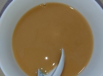 step4: 先把蠔油、雞粉、生粉、鹽及糖放入凍開水內拌勻。