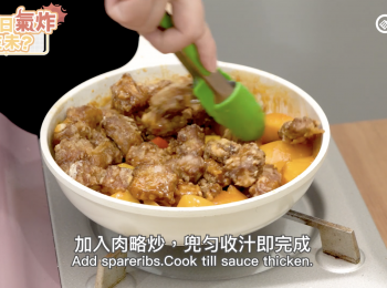 step5: 燒熱穫下油，略炒蜜桃，加入白醋，糖和水，番茄醬兜匀汁收汁。再加入三色椒略炒，加入肉略炒，兜匀收汁即完成。Heat a pan, add oil, fry canned peaches, add white vinegar, sugar, water, and ketchup. Then add ribs and pepper. Cook until the sauce thickens.