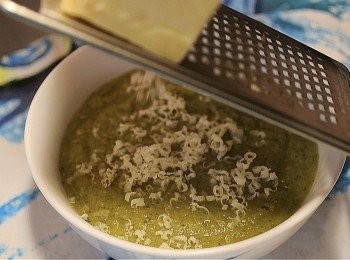 step9: 如喜歡creamy一些的口感, 可在湯裡加入巴馬臣芝士