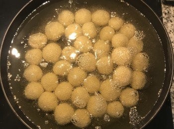 step13: 關火後放入麵糰等待一下；