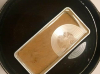 step7: 將⑦放在便當盒裡, 等到表面出來一層膜之後,泡在水裡30分鐘（完全冷卻為止）