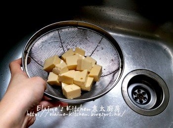 step6: 放入碟內加入冰水浸過面10分鐘 , 再瀝乾水份