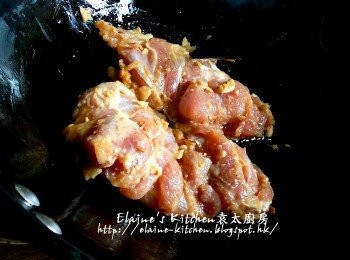 step6: <a href="https://bit.ly/2ZxapeY" target="_blank" data-keyword="雞扒" class="guide-link"><strong>雞扒</strong></a> <span style="display:inline-block;vertical-align:middle;margin-top:-3px;color:initial;border-radius:3px;padding:2px 3px;font-size:12px;line-height:14px;background:#87d300;color:#fff;">即買</span> 放入鑊(自煎雞皮) , 用慢火慢慢煎至兩面金黃色