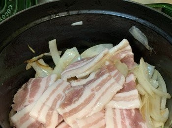 step3: 五花肉洗淨，切件，備用。