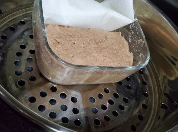 step5: 用玻璃盒先掃上油,將新豬肉放入壓平,用中大火蒸約30分鐘,然後放入雪櫃雪一晚定形