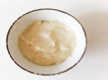 step1: <span class="group_1">湯種</span>做法＞先將水和高筋麵團拌勻至沒有粉粒，放入小鍋內，用中小火煮，不停攪拌。慢慢會變濃稠，不停攪拌成麵糊狀，當攪拌時出現紋，那就代表煮好<span class="group_1">湯種</span>。將<span class="group_1">湯種</span>放入碗內待涼即可用。