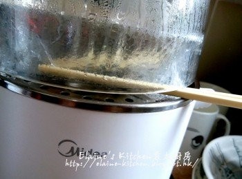step3: 隔水蓋上蓋用大火先蒸2分鐘 , 再轉慢火蒸25分鐘 , 用筷子將鑊蓋留縫隙(可避免蒸出來的豆腐過老或變火山口)