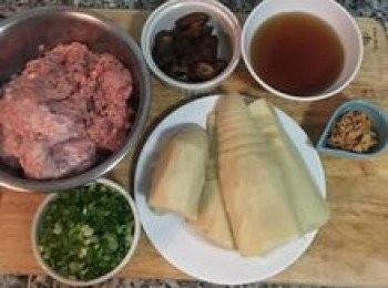 step1: 準備內餡，香菇洗淨後用冷水泡發，捏乾水份備用，香菇水請保留勿倒掉。圖中是20顆的份量，所以看起來較多量，食譜則是10顆的喔～