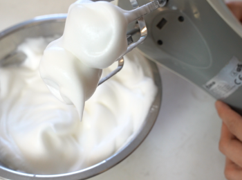 step3: 蛋白加入他他粉，用高速攪拌至泡沫變細。可以拉出長長的蛋白糊後，加入1/3糖粉，用中速打發。
📝可用白醋/檸檬汁代替他他粉。1份他他粉= 2份白醋/檸檬汁。
📝但他他粉可以令麵糊更乾身，效果會更好。
📝糖粉代替白砂糖，蛋白更穩定。
📝糖粉較輕身，加入後不容易令蛋白消泡。