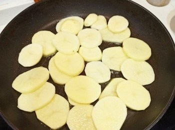 step3: 中火下油起鑊煎薯仔