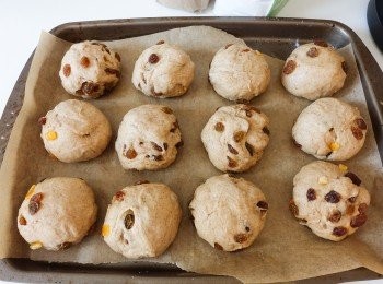 step5: 拿出麵糰，按壓麵糰排出空氣，然後將麵糰分成12等份，搓圓。放在烤盤內，每個要有空間，再蓋上保鮮紙，再發酵一個小時(*麵糰會再脹大一點）