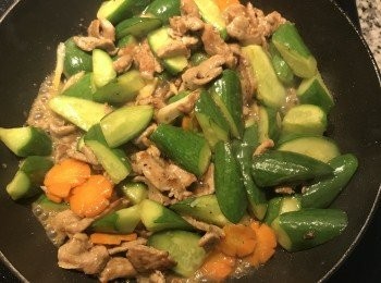 step8: 放入小黃瓜，加鹽拌炒，並加入少許水一起炒；小黃瓜炒熟並試吃做調整；
