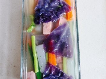 step5: 將所有煮軟熟的蔬菜和火腿條先浸一浸在已放涼的湯裡， 再隨即放入模具內，每款顏色交錯排列。排列好後，注入煮好的史雲生豬骨湯，蓋上保鮮紙，記緊湯要完全覆蓋着蔬菜，如果蔬菜露出啫喱外，切的時候會好易甩出來，