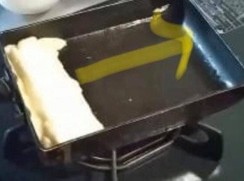 step5: 將捲好的雞蛋推往鍋子後側