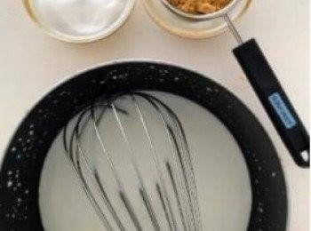 step2: ①和細砂糖和過濾好的黃豆粉放進去