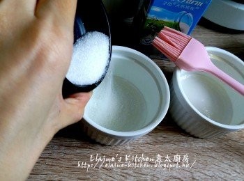 step2: 焗杯掃上牛油 , 加入10g白砂糖黏滿焗杯內