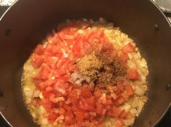 step8: 放入番茄丁、糖、鹽、胡椒粉拌炒（此步驟亦可用2匙蕃茄糊取代）；