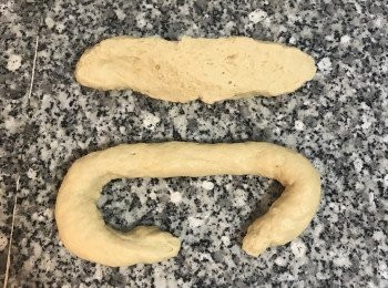 step7: 橫切成二，取ㄧ條搓成長條；