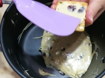 step6: 把牛軋糖夾在蘇打餅乾中間，便成。