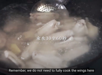 step5: 滾水落<a href="https://bit.ly/3zHU5V3" target="_blank" data-keyword="雞翼" class="guide-link"><strong>雞翼</strong></a> <span style="display:inline-block;vertical-align:middle;margin-top:-3px;color:initial;border-radius:3px;padding:2px 3px;font-size:12px;line-height:14px;background:#87d300;color:#fff;">即買</span> ，煮30－60秒