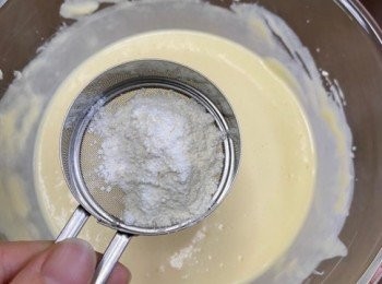 step4: 加入雲喱拿香油拌勻，篩入低粉輕輕攪拌成蛋糕糊。