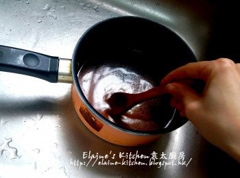 step9: 將煮豬軟骨的汁料隔出湯汁入煲內 , 加生粉水拌勻用慢火煮至杰身