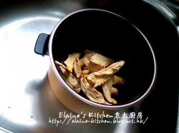 step2: 盛起<a href="https://bit.ly/3EZL8dD" target="_blank" data-keyword="雞胸" class="guide-link"><strong>雞胸</strong></a> <span style="display:inline-block;vertical-align:middle;margin-top:-3px;color:initial;border-radius:3px;padding:2px 3px;font-size:12px;line-height:14px;background:#87d300;color:#fff;">即買</span> 殼放入大碗內用水沖洗乾淨 , 再放入高速鍋內