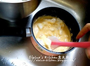 step7: 將1/3份量的蛋白加入蛋糊內用刮刀充分拌勻