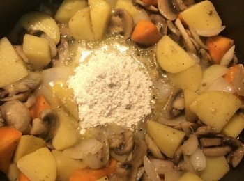 step9: 奶油上倒入麵粉拌炒；