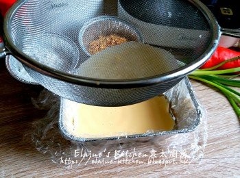 step2: 器皿放上保鮮紙 , 將豆漿蛋液用篩網隔去多餘泡沫及雜質