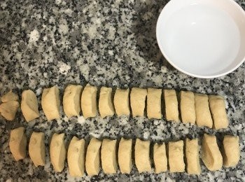 step8: 準備ㄧ碗水，並將芝麻倒入較大的容器中；
長條麵糰等切成小塊（差不多小湯圓的大小）