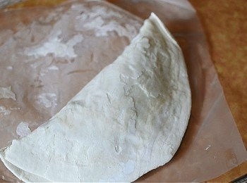 step3: 將飛餅對折, 輕輕在開口處壓實一下
氣炸鍋鋪鍚紙, 用180度炸10分鐘便可