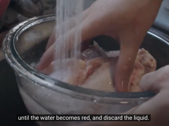 step4: 把<a href="https://bit.ly/3zHU5V3" target="_blank" data-keyword="雞翼" class="guide-link"><strong>雞翼</strong></a> <span style="display:inline-block;vertical-align:middle;margin-top:-3px;color:initial;border-radius:3px;padding:2px 3px;font-size:12px;line-height:14px;background:#87d300;color:#fff;">即買</span> 清洗