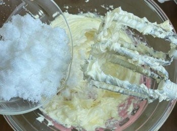 step2: 用電動打蛋器以中速將忌廉芝士打發，分2-3次加入上白糖打至蓬鬆狀態。