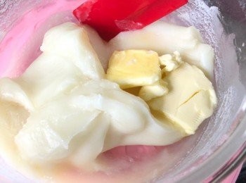 step6: 取出，趁有餘温加入無鹽牛油用膠括拌勻。