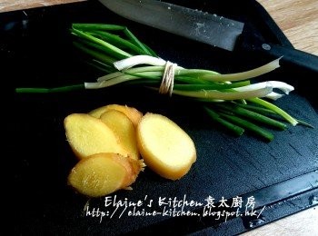 step4: 蔥段洗淨用料理繩綁好 , 薑連皮切片