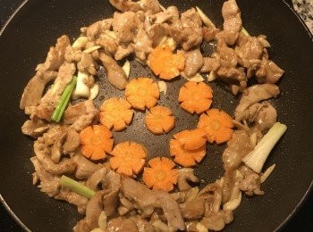 step7: 放入紅蘿蔔片炒軟；