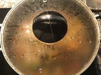 step14: 轉小火，蓋鍋蓋燜煮1小時或到牛肉柔軟入味；