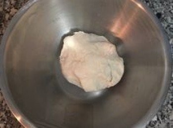 step10: 略微揉成糰後蓋上保鮮膜鬆弛10分鐘，讓麵粉與牛奶能更好的作用；