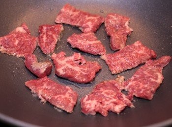 step1: 煎牛肉時曬點海鹽，煎八成盛起備用