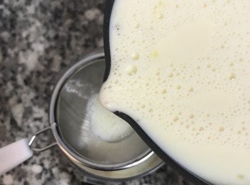 step8: 將混好的布丁液濾到容易倒到模具中的容器裡；
