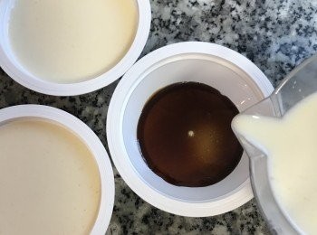 step9: 再將濾好的蛋液，倒到模具中；