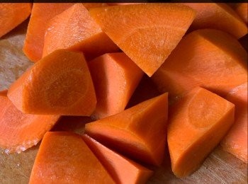 step5:  甘筍、紅菜頭、洋蔥及番茄去皮，切件；西芹去根切片；蒜頭去衣；椰菜撕走表皮2片，撕開，備用。