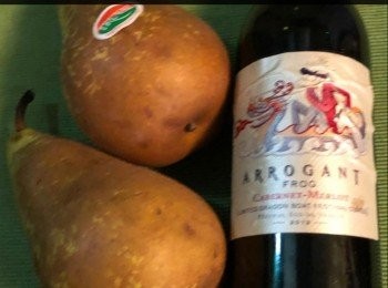 step1: 3個梨。2-3片薑。1 支小瓶紅酒。