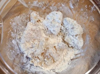 step6: 雞粒均勻沾上蕃薯粉，靜置1-2分鐘等反潮 (這是確保炸時粉不易跟雞肉分離)可以看顏色判別，剛裹好的雞肉粉是白的，反潮後的雞肉，粉會轉有醬色。