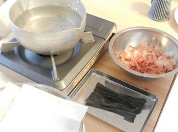 step1: 先把海帶放入裝好水好的鍋裡，泡至少30分鐘 ，然後開小火
 （若有時間的話，放一個晚上，不必煮，因為已經海帶的營養都出來了。先把它拿出來，然後開火就可以了）