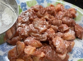 step2: 醃約3小時或以上；灑上蕃薯粉，輕輕拌勻，備用。