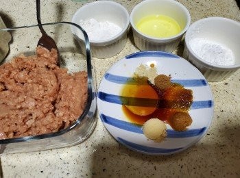 step1: 預備好所有材料及<span class="group_2">調味料</span>