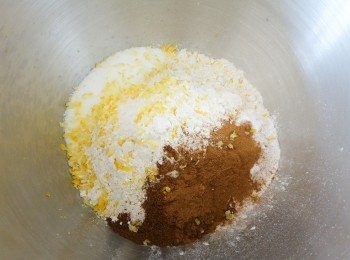 step2: 將高筋麵粉、鹽、40克糖和香料拌勻。然後加入雞蛋、室溫牛油和150毫升牛奶 （*搓麵糰時如太乾，繼續加點牛奶，未必需要用全部牛奶份量，要按你的麵糰需要）